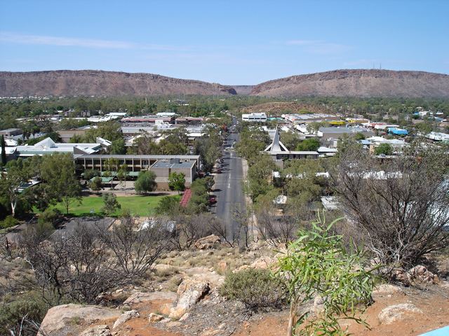 Alice Springs town centre seen from Anzac Hill, with the MacDonnell Ranges and Heavitree Gap behind.