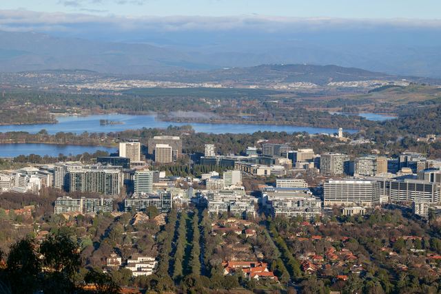 Canberra city centre and Lake Burley Griffin seen from Mount Ainslie, with the Brindabella Ranges behind.