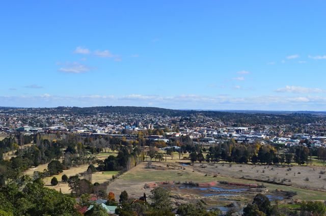 Goulburn's city centre and surrounding parkland seen from the Rocky Hill War Memorial lookout.