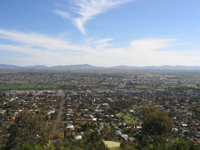Tamworth spread across the Peel River plain, seen from the Oxley lookout with ranges on the horizon.